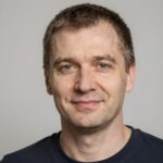 Улыбающийся клиент Computers Plus MI делится отзывом о поиске подходящего казино для новичков